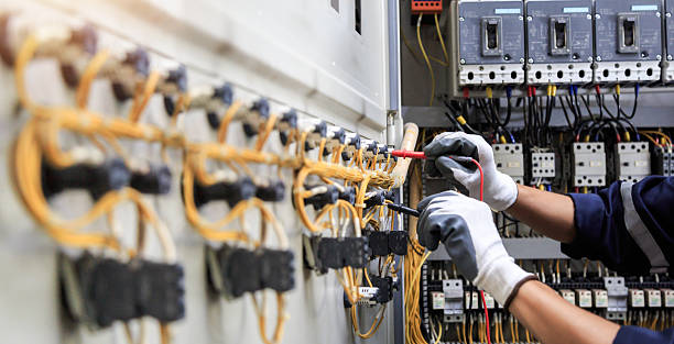 Professional Electrician technician working in Hamilton County County, OH